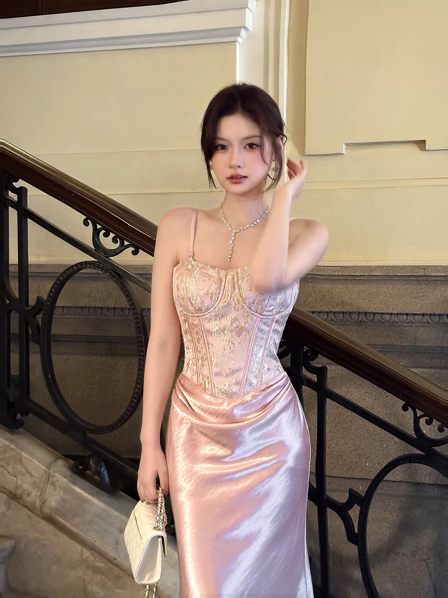 Robe de bal longue rose à fines bretelles spaghetti et volants, style sirène, idéale pour un mariage ou un 20e anniversaire (AB2489)