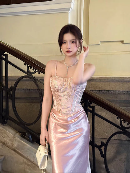 Robe de bal longue rose à fines bretelles spaghetti et volants, style sirène, idéale pour un mariage ou un 20e anniversaire (AB2489)