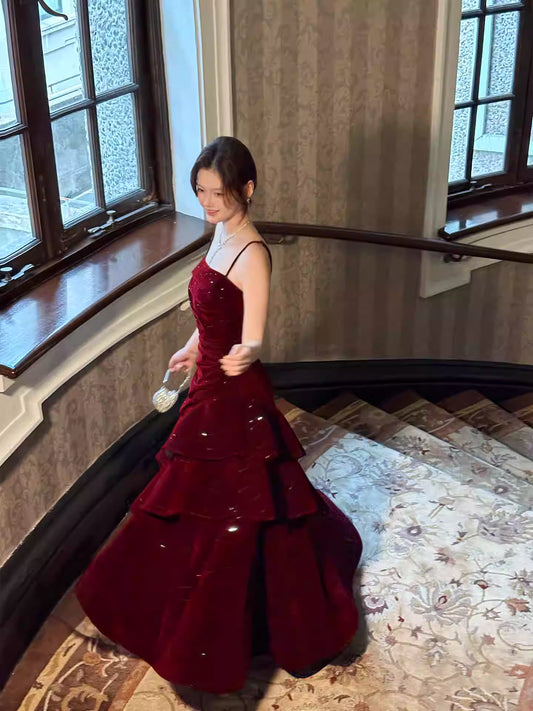 Elegantes, burgunderrotes Samt-Abendkleid mit Spaghettiträgern im Meerjungfrauenstil, auch als Hochzeitsgastkleid oder Outfit zum 20. Geburtstag geeignet (AB2485)