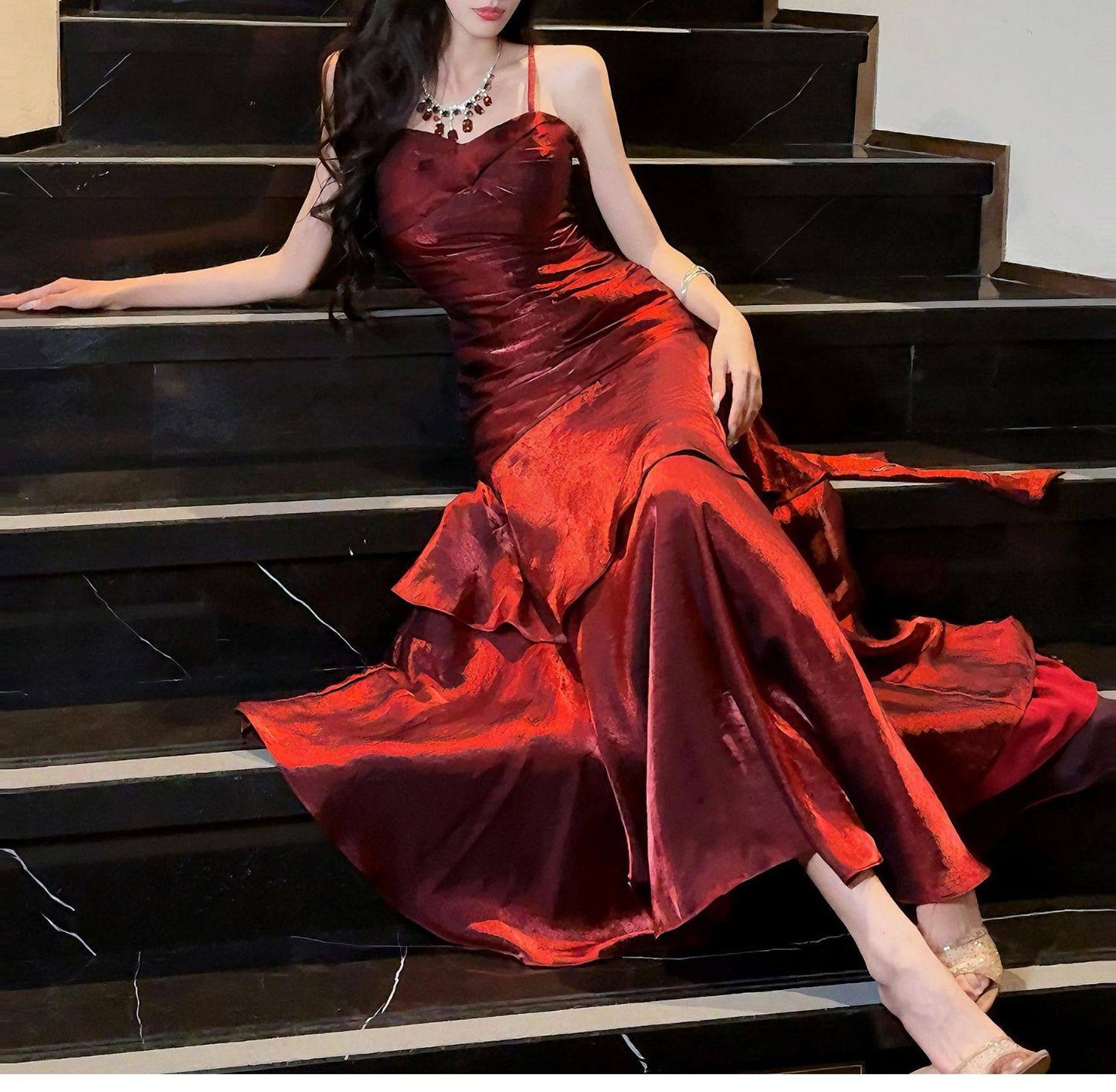 Robe de bal longue sirène à fines bretelles et volants argentés, idéale pour les lycéennes, les jeunes filles et les jeunes filles. Parfaite pour une soirée de remise de diplômes ou un anniversaire de 20 ans (AB2506).