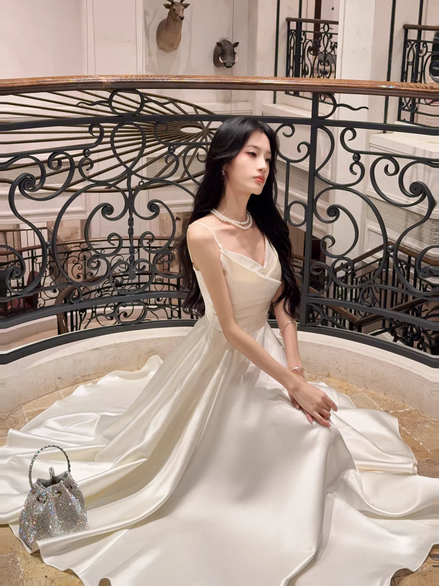 Robe de bal longue en satin ivoire, coupe trapèze, bretelles spaghetti, style modeste, idéale pour un mariage ou un 20e anniversaire (AB2495)