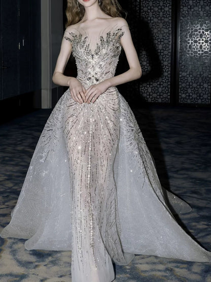Robe de mariée sirène luxueuse à col rond et cape, ornée de sequins gris argentés. Robe de mariée cintrée AB2327