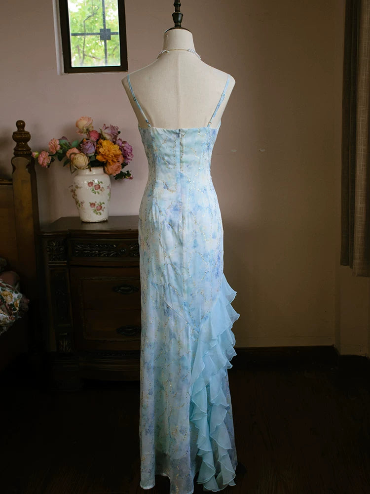 Robe de bal vintage années 1960, coupe trapèze, bretelles spaghetti, en mousseline bleu clair. Inspiration robe de soirée longue pour un 18e anniversaire. AB2386