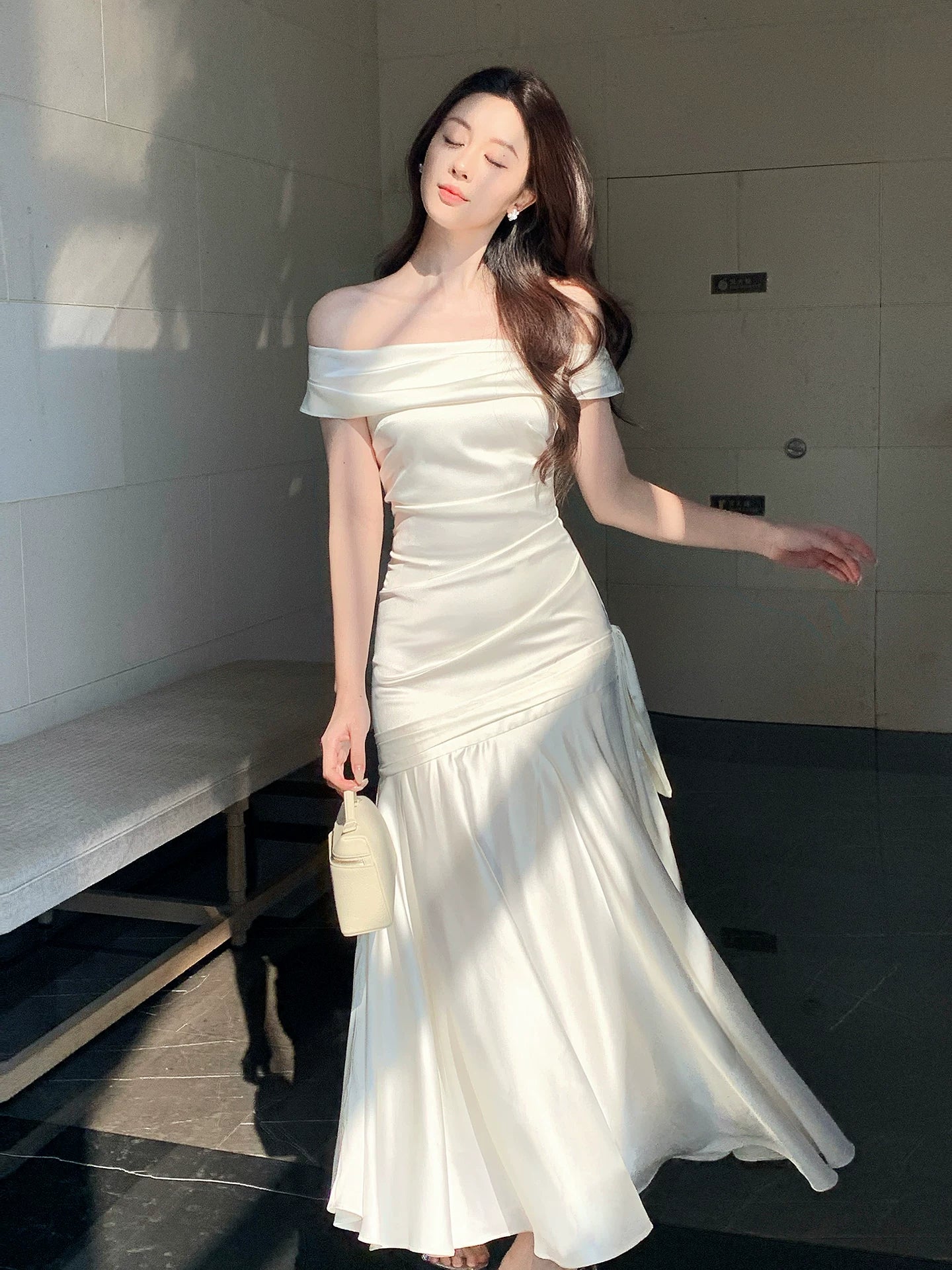 Robe de bal longue blanche élégante à épaules dénudées, style sirène, idéale pour une soirée d'anniversaire ou une fête de 16 ans (AB2452)