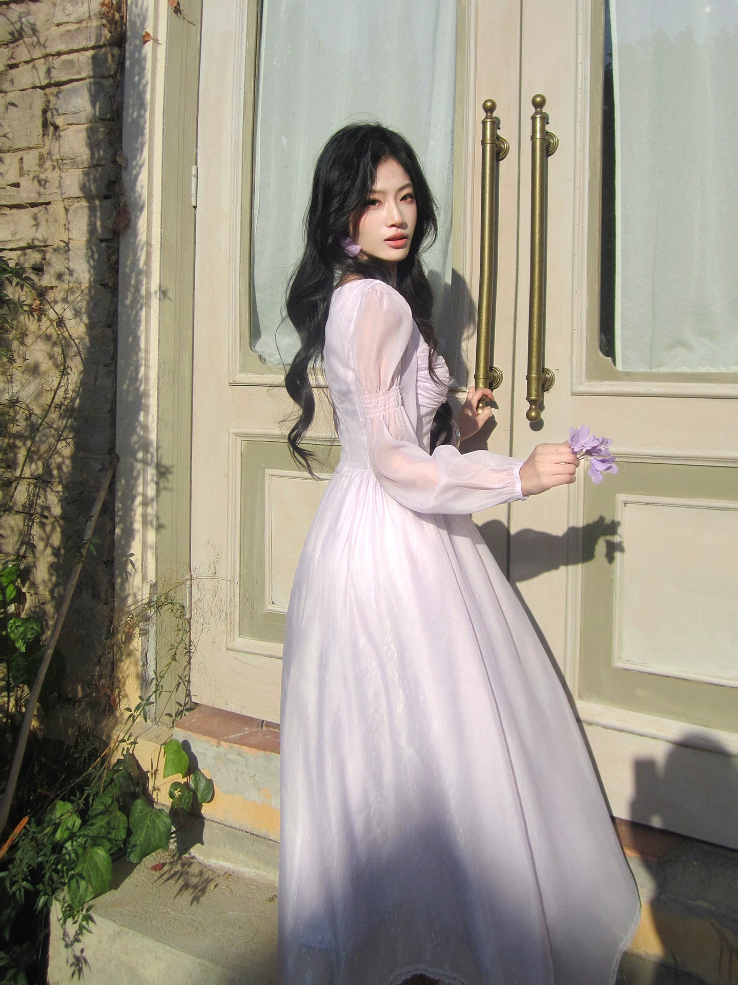 Elegantes, knöchellanges, lilafarbenes Chiffon-Abendkleid mit A-Linien-Ausschnitt und langen Ärmeln, auch als Hochzeitsgastkleid oder Outfit für den 20. Geburtstag geeignet (AB2439).