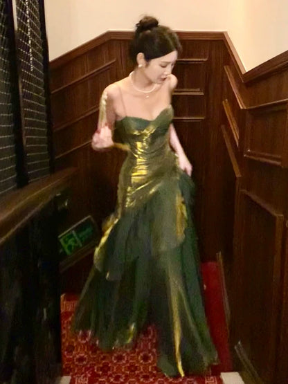 Robe de bal longue verte à fines bretelles style sirène, idéale pour les lycéennes, les jeunes filles et les jeunes filles. Parfaite pour une soirée de fin d'année ou un anniversaire (20 ans). Référence AB2501