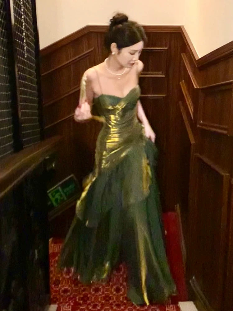 Robe de bal longue sirène à fines bretelles et volants argentés, idéale pour les lycéennes, les jeunes filles et les jeunes filles. Parfaite pour une soirée de remise de diplômes ou un anniversaire de 20 ans (AB2506).