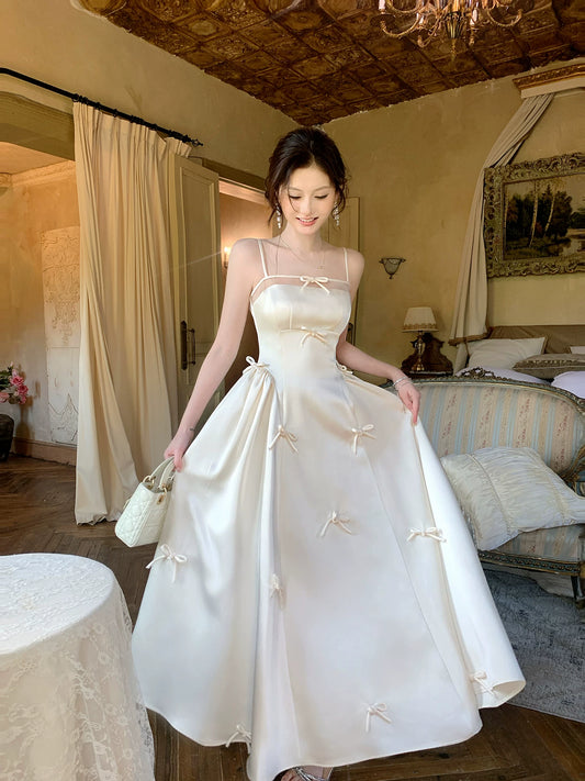 Elegantes A-Linien-Kleid aus elfenbeinfarbenem Satin mit Spaghettiträgern, ideal für Abschlussball, Hochzeit, 20. Geburtstag oder andere Feierlichkeiten (AB2431).