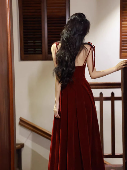Robe de bal longue bordeaux à fines bretelles et coupe trapèze, idéale pour un mariage ou un 20e anniversaire (AB2487)