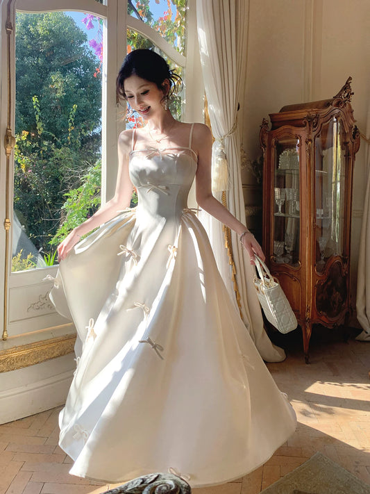 Elegantes A-Linien-Kleid aus elfenbeinfarbenem Satin mit Spaghettiträgern, ideal für Abschlussball, Hochzeit, 20. Geburtstag oder andere Feierlichkeiten (AB2431).