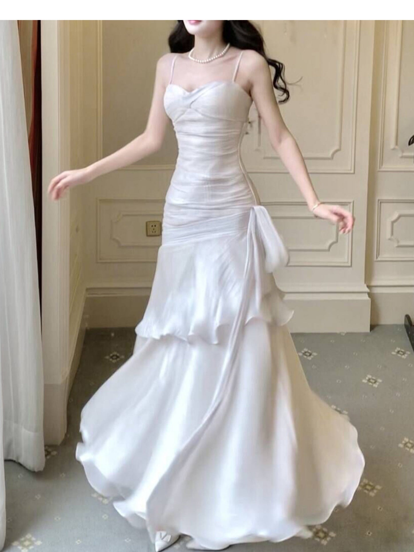 Robe de bal longue blanche à fines bretelles spaghetti et volants, style sirène, idéale pour les lycéennes, les jeunes filles et les jeunes filles. Parfaite pour une soirée de fin d'année ou un anniversaire (20 ans). Référence : AB2503