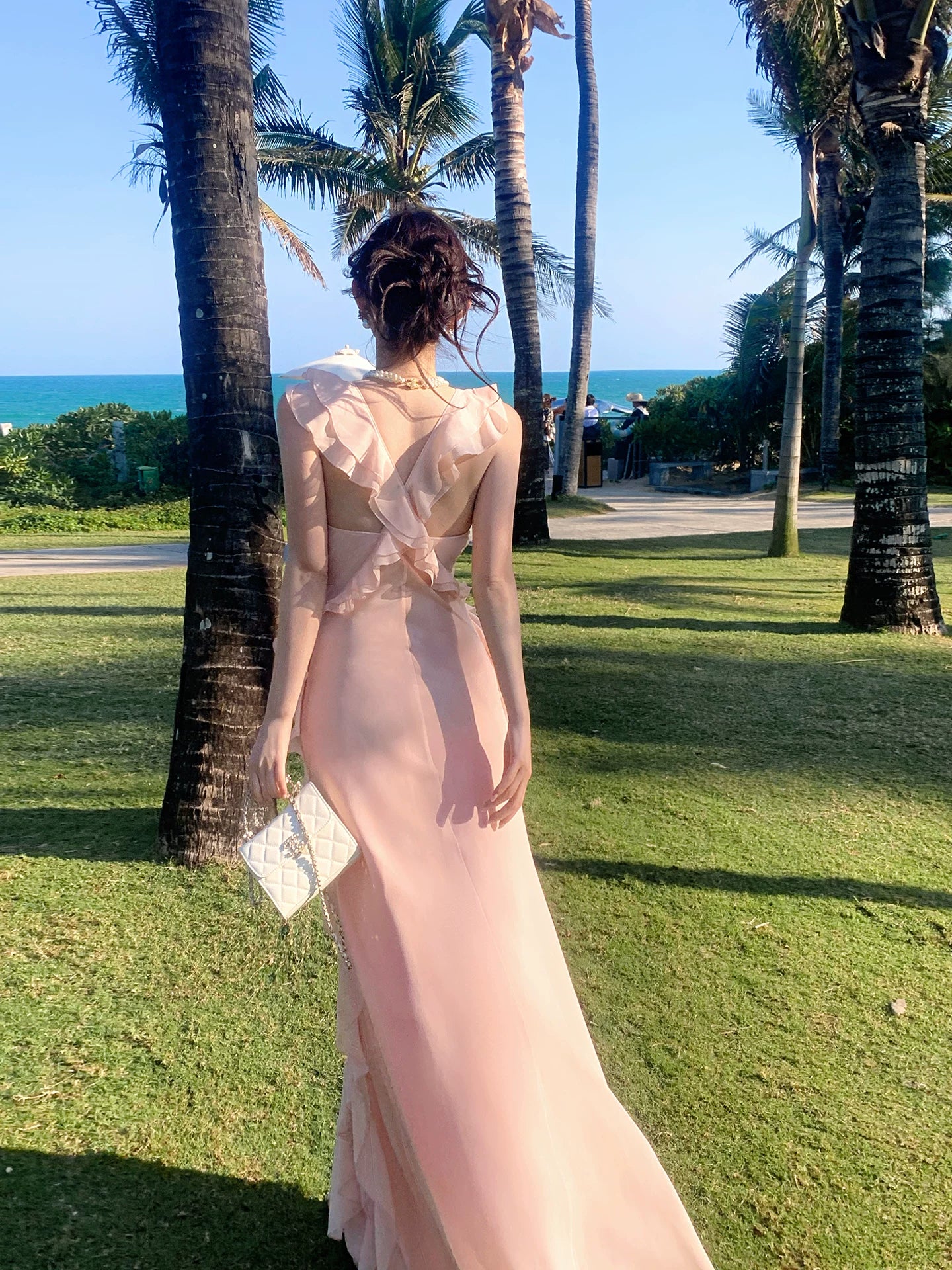 Robe de bal longue en mousseline rose corail, coupe trapèze, col en V, style simple, idéale pour un 16e anniversaire (AB2412)