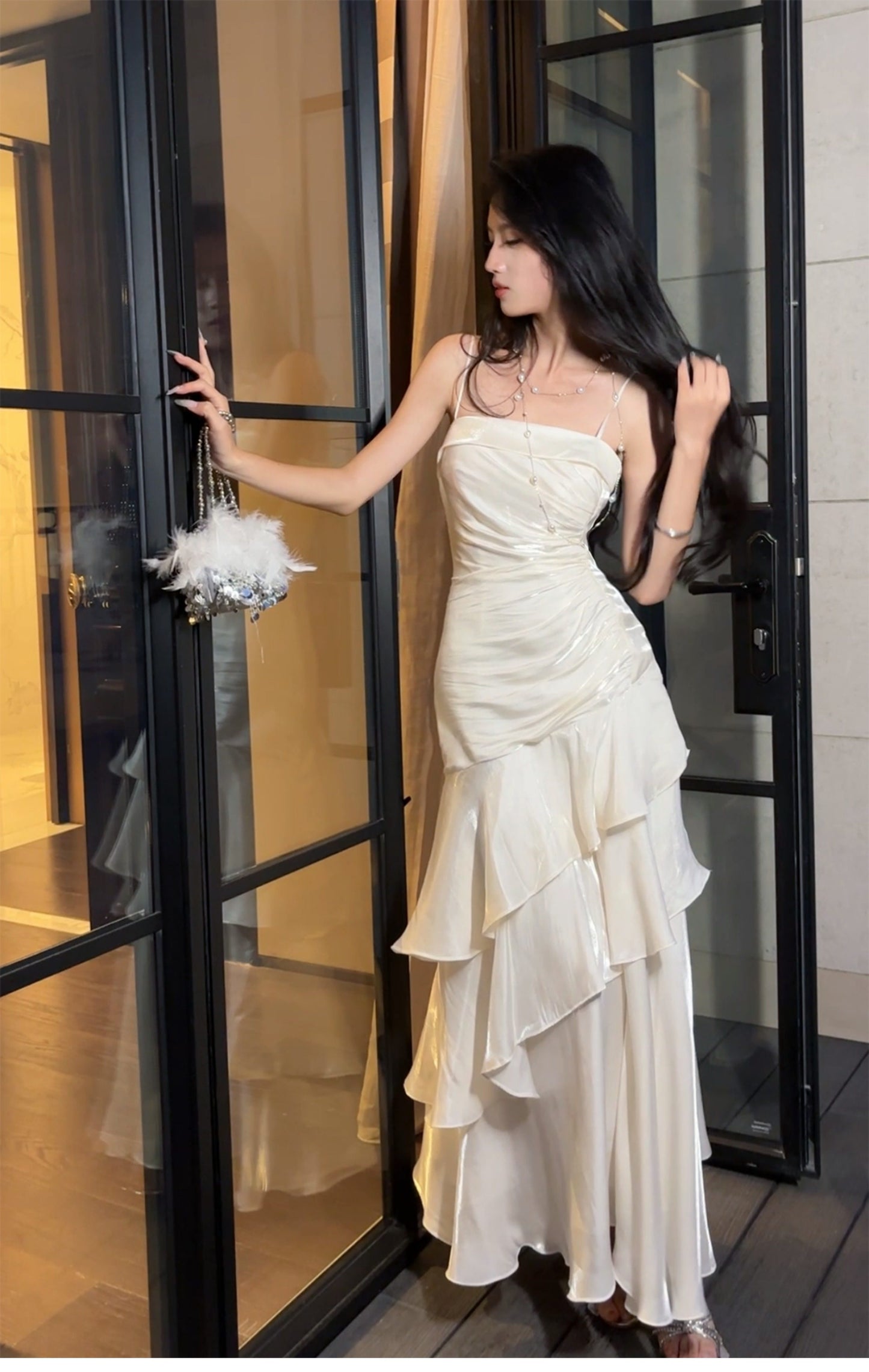 Robe de bal longue blanche à fines bretelles spaghetti et volants, style sirène, idéale pour les lycéennes, les jeunes filles et les jeunes filles. Parfaite pour une soirée de fin d'année ou un anniversaire (20 ans). Référence : AB2503