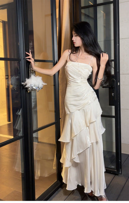 Robe de bal longue blanche à fines bretelles spaghetti et volants, style sirène, idéale pour les lycéennes, les jeunes filles et les jeunes filles. Parfaite pour une soirée de fin d'année ou un anniversaire (20 ans). Référence : AB2503