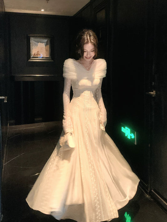 Elegantes, schulterfreies, weißes Spitzenkleid mit langen Ärmeln, auch als Ballkleid, Hochzeitsgastkleid oder Geburtstagskleid geeignet (AB2440)