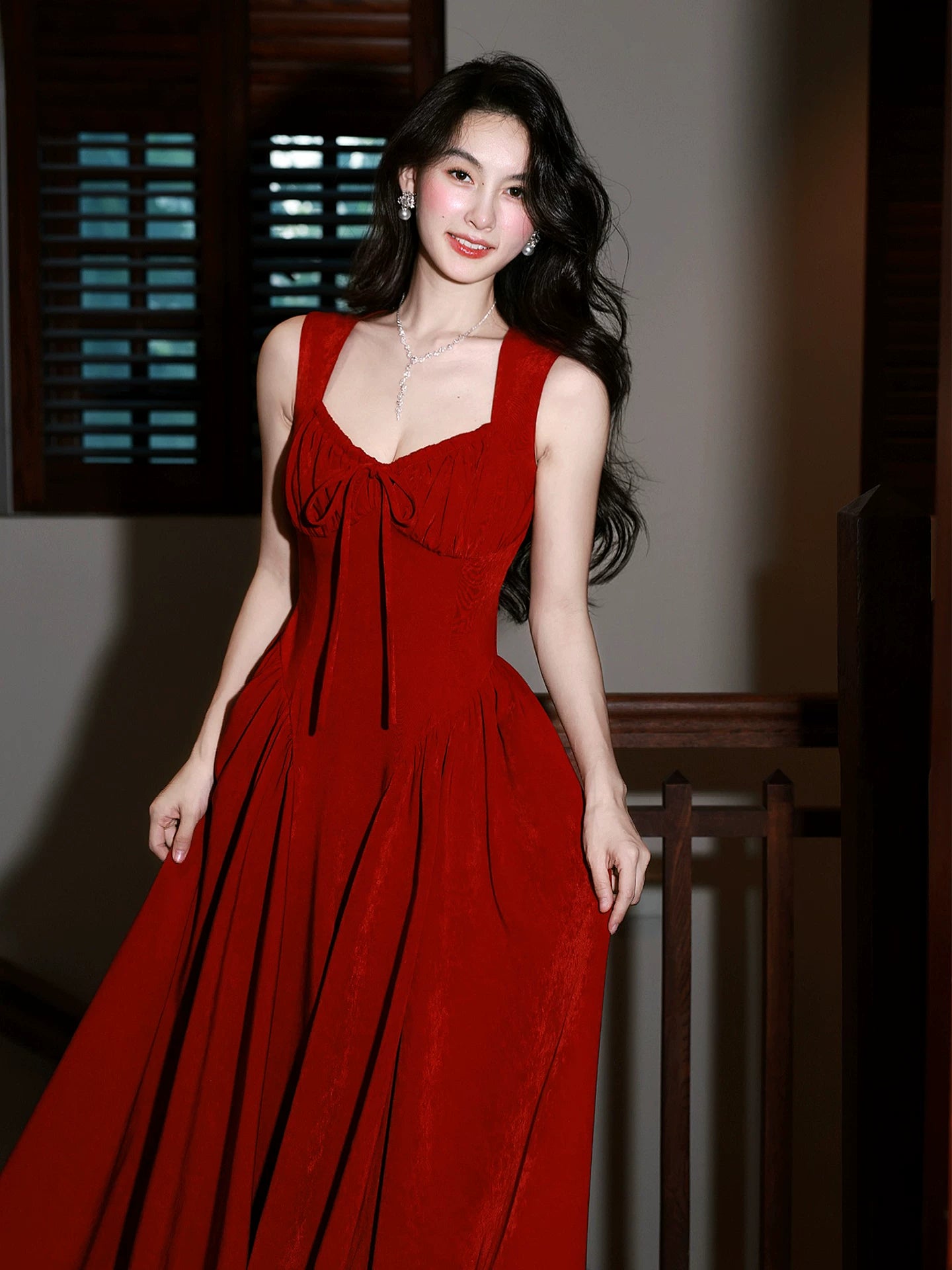 Robe de bal rouge mi-longue en mousseline, coupe trapèze simple, col carré, style N080