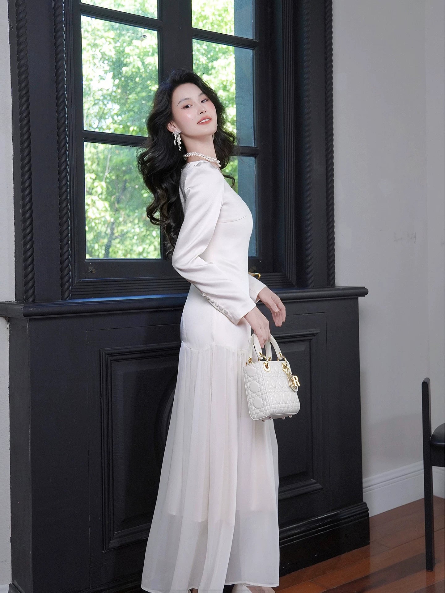 Robe de bal mi-longue en mousseline blanche, coupe trapèze, col carré et taille basse - N082