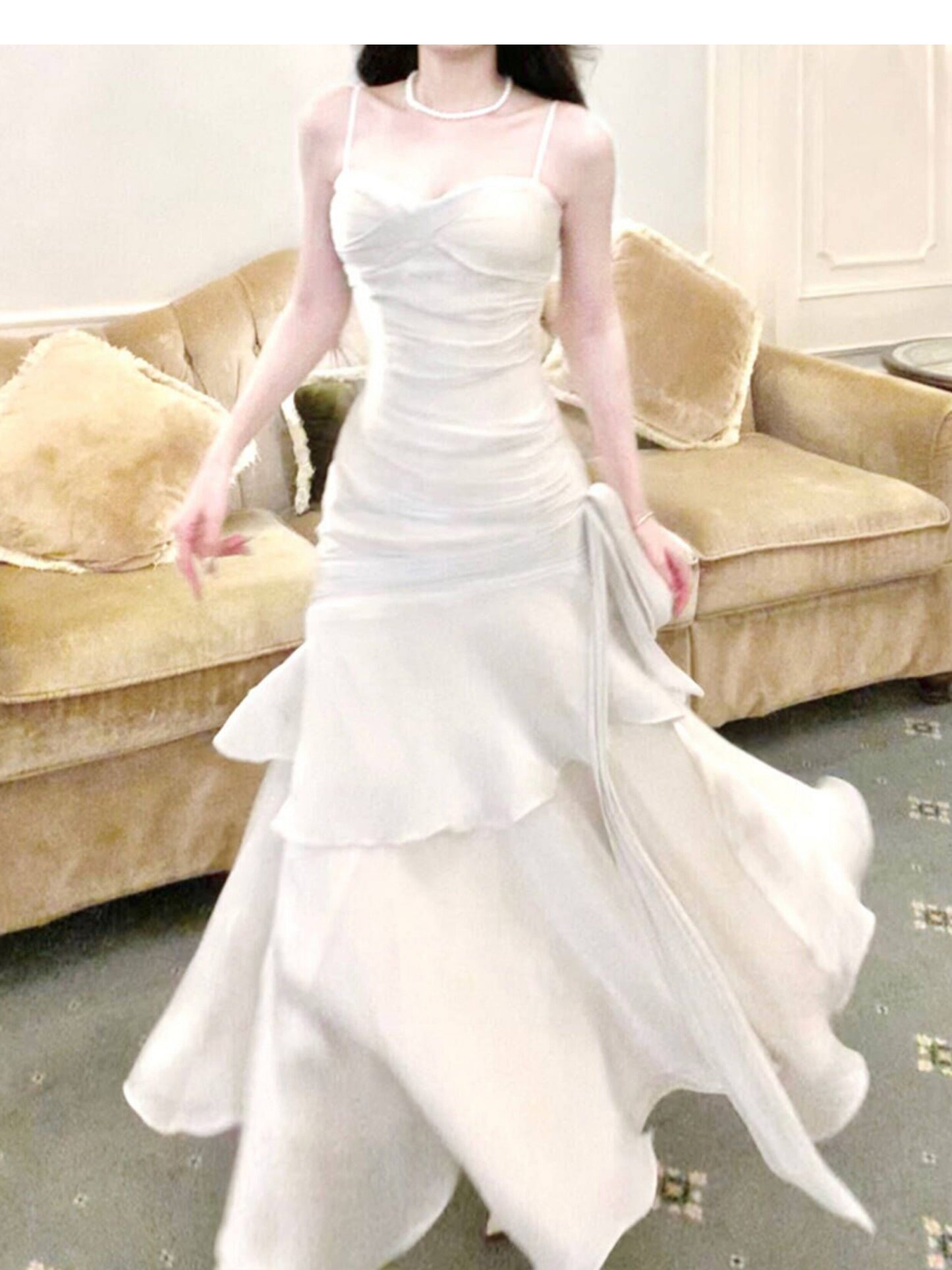 Robe de bal longue blanche à fines bretelles spaghetti et volants, style sirène, idéale pour les lycéennes, les jeunes filles et les jeunes filles. Parfaite pour une soirée de fin d'année ou un anniversaire (20 ans). Référence : AB2503