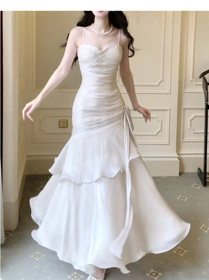 Robe de bal longue blanche à fines bretelles spaghetti et volants, style sirène, idéale pour les lycéennes, les jeunes filles et les jeunes filles. Parfaite pour une soirée de fin d'année ou un anniversaire (20 ans). Référence : AB2503