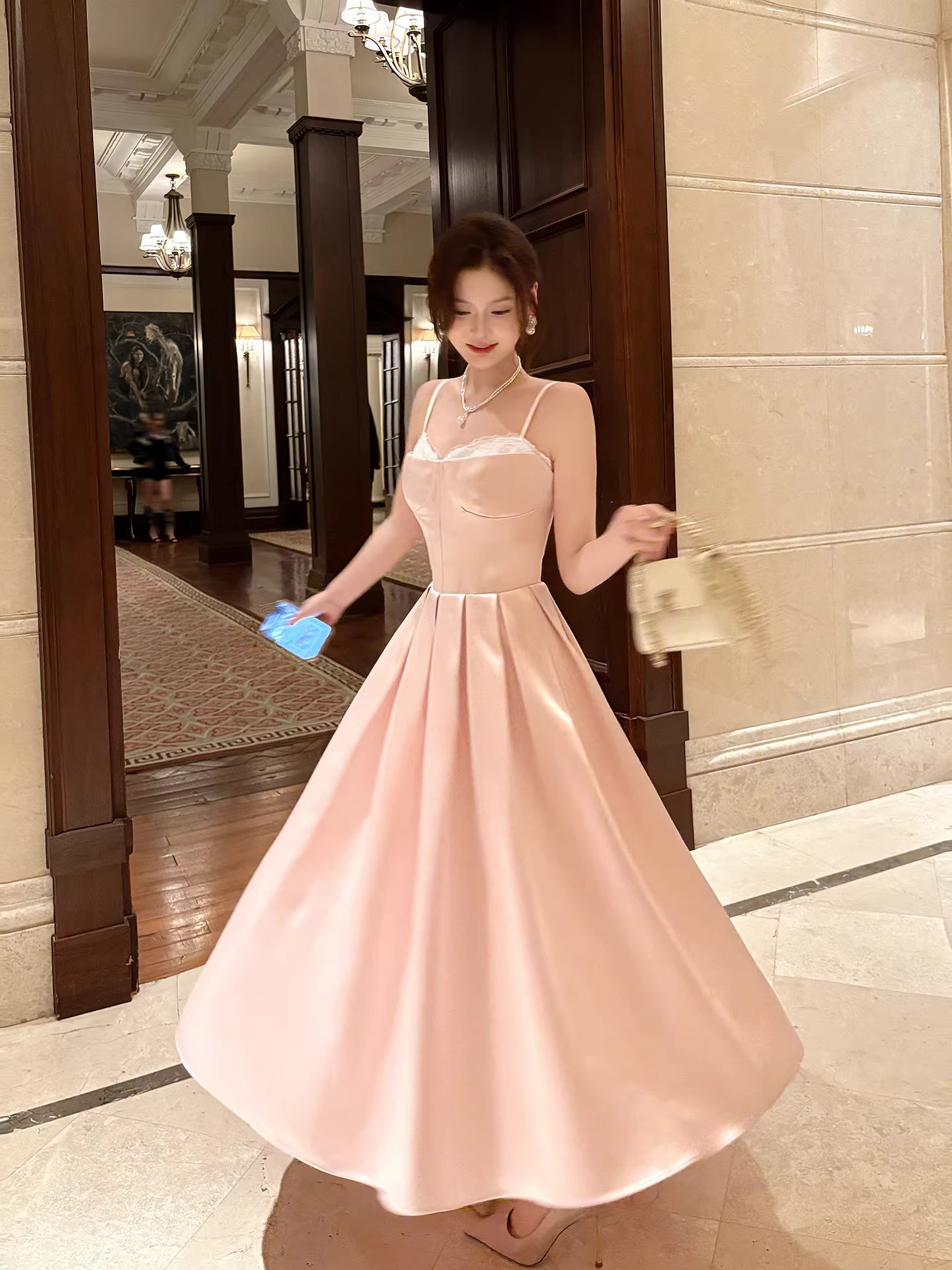 Robe de bal élégante en satin rose, coupe trapèze, bretelles spaghetti, longueur cheville, idéale pour une soirée d'anniversaire ou un 17e anniversaire (AB2497)