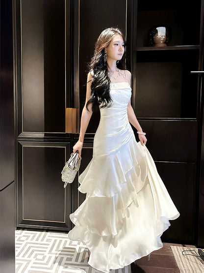 Robe de bal longue blanche à fines bretelles spaghetti et volants, style sirène, idéale pour les lycéennes, les jeunes filles et les jeunes filles. Parfaite pour une soirée de fin d'année ou un anniversaire (20 ans). Référence : AB2503