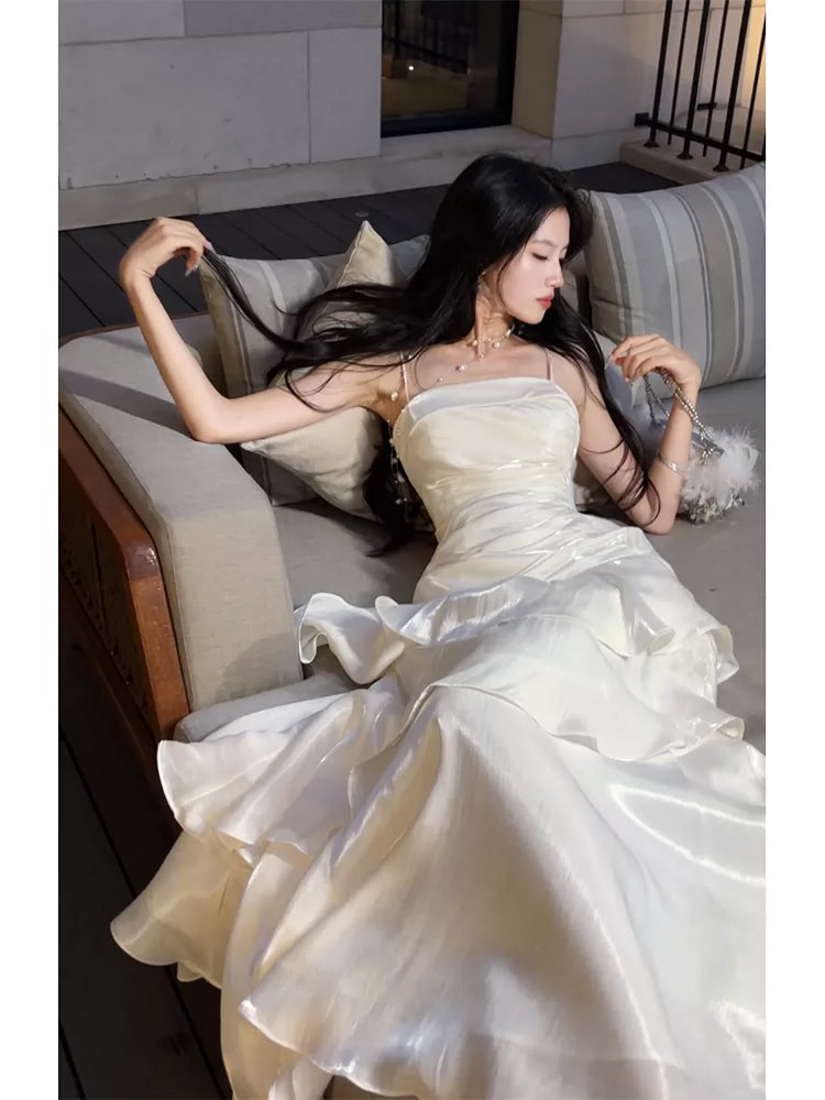 Robe de bal longue blanche à fines bretelles spaghetti et volants, style sirène, idéale pour les lycéennes, les jeunes filles et les jeunes filles. Parfaite pour une soirée de fin d'année ou un anniversaire (20 ans). Référence : AB2503