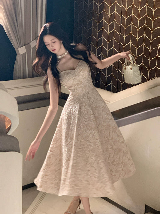 Elegantes A-Linien-Abendkleid aus champagnerfarbenem Satin mit Spaghettiträgern, auch als Hochzeitsgastkleid oder Outfit zum 20. Geburtstag geeignet (AB2462)