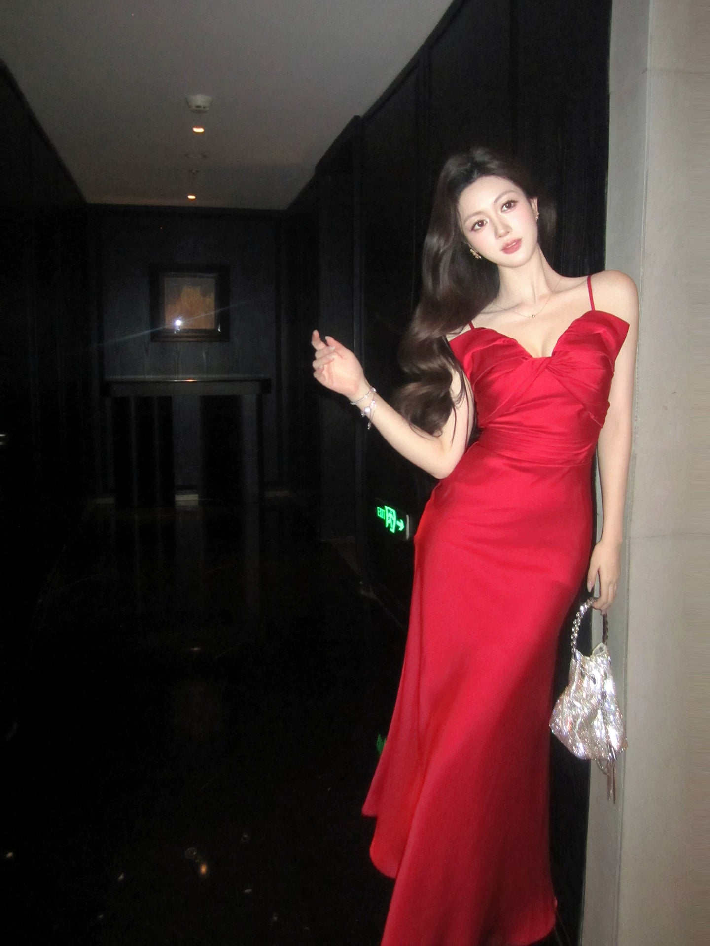 Robe de bal sirène élégante en satin rouge à fines bretelles, longueur cheville, idéale pour une soirée d'anniversaire ou un 17e anniversaire (AB2459)