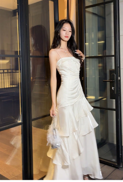 Robe de bal longue blanche à fines bretelles spaghetti et volants, style sirène, idéale pour les lycéennes, les jeunes filles et les jeunes filles. Parfaite pour une soirée de fin d'année ou un anniversaire (20 ans). Référence : AB2503