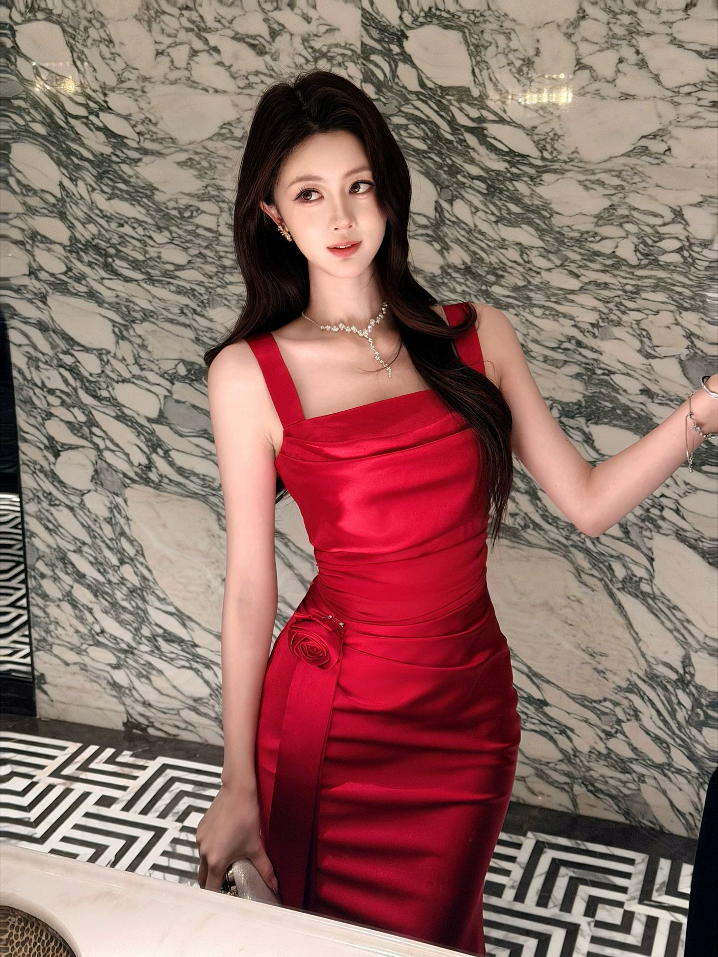 Robe de bal élégante en satin rouge, coupe fourreau, col carré, longueur cheville, idéale pour une soirée d'anniversaire ou un 17e anniversaire (AB2454)