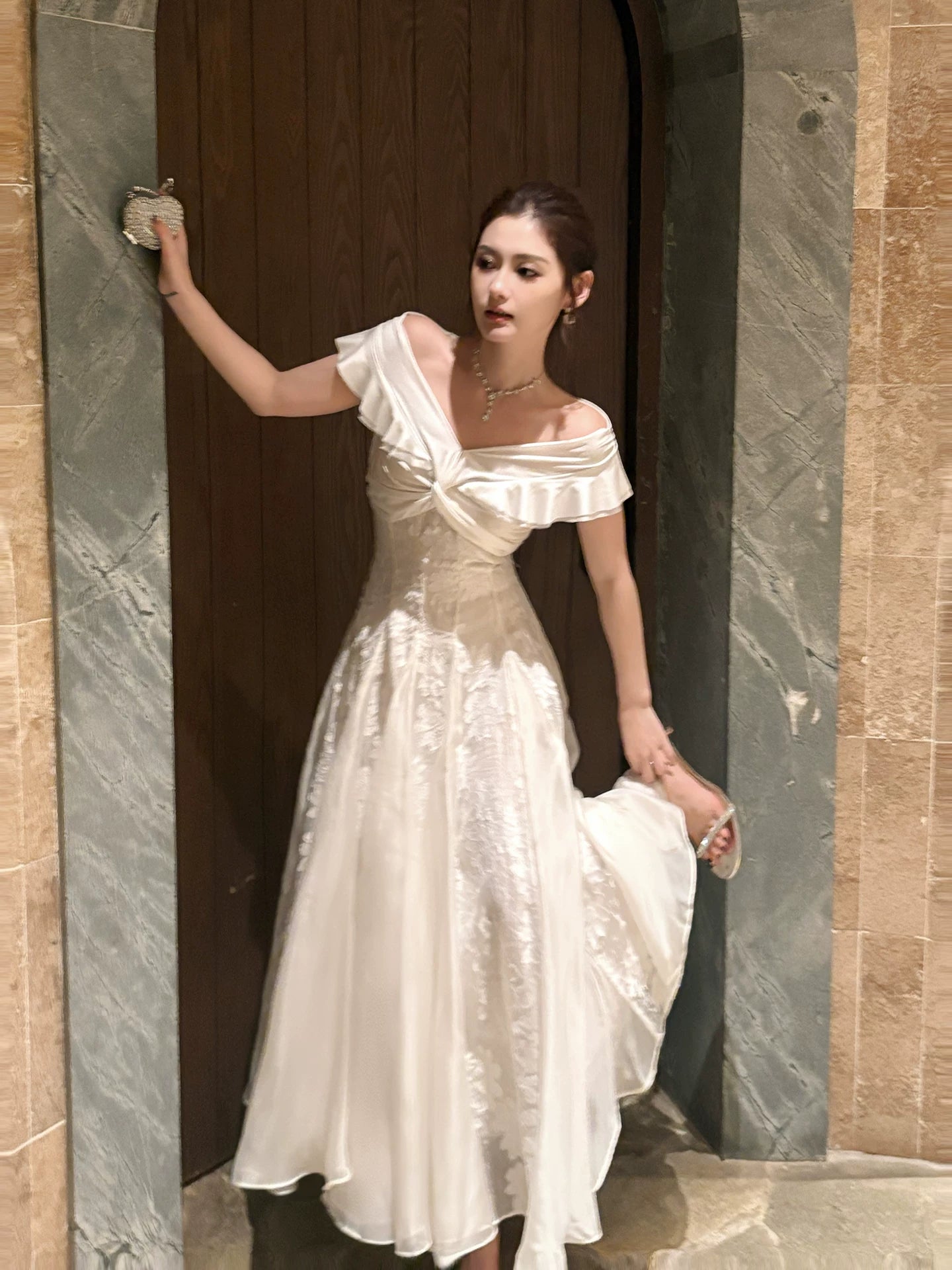 Robe de bal mi-longue en dentelle blanche, coupe trapèze, épaules dénudées, style épuré, idéale pour une soirée de remise de diplômes (N086)
