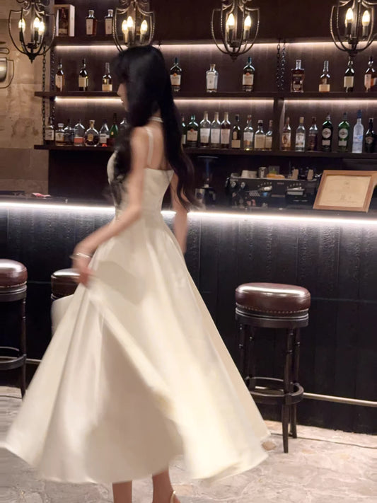 Elegantes, elfenbeinfarbenes Satin-Abendkleid in A-Linie mit Spaghettiträgern, auch als Hochzeitsgastkleid oder Outfit zum 20. Geburtstag geeignet (AB2495)