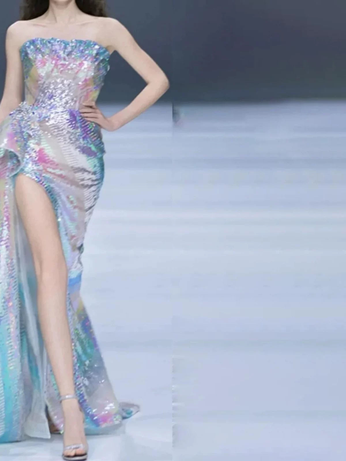 Robe de bal scintillante sans bretelles à sequins avec fente, inspiration pour robes de soirée longues et colorées, tenues pour un 20e anniversaire AB2301