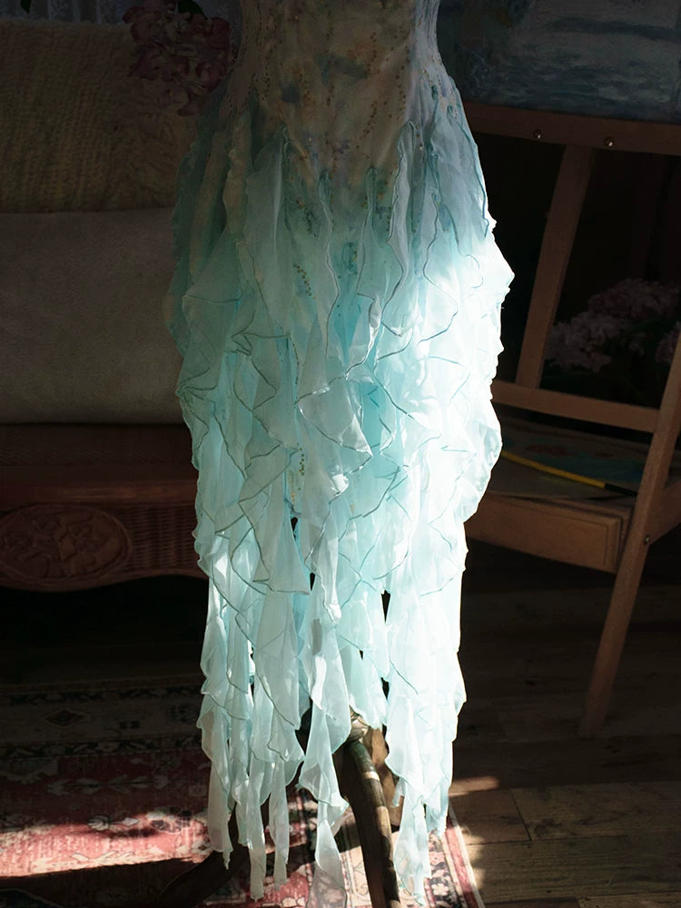 Robe de bal vintage années 80, coupe trapèze, bretelles spaghetti, bleue à volants superposés. Inspiration robe de soirée rétro pour un 21e anniversaire (AB2374)
