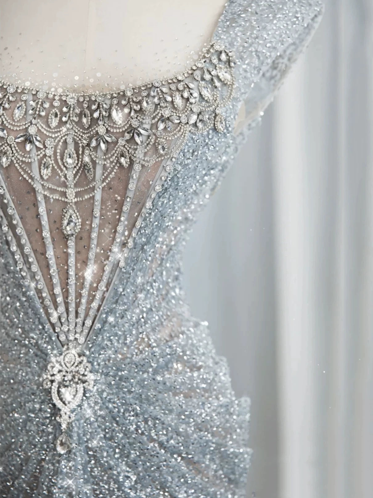 Robe de bal sirène modeste à encolure carrée et sequins argentés ornés de perles, inspiration robe de soirée longue pour un 19e anniversaire AB2276