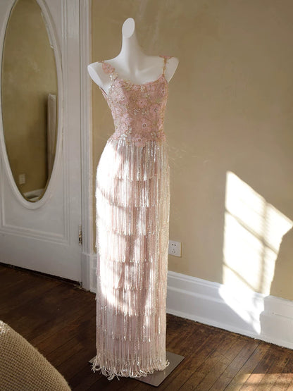 Glitzerndes Etuikleid mit Spaghettiträgern, rosa Quasten, Inspiration für lange Party-Abendkleider zum 20. Geburtstag AB2344