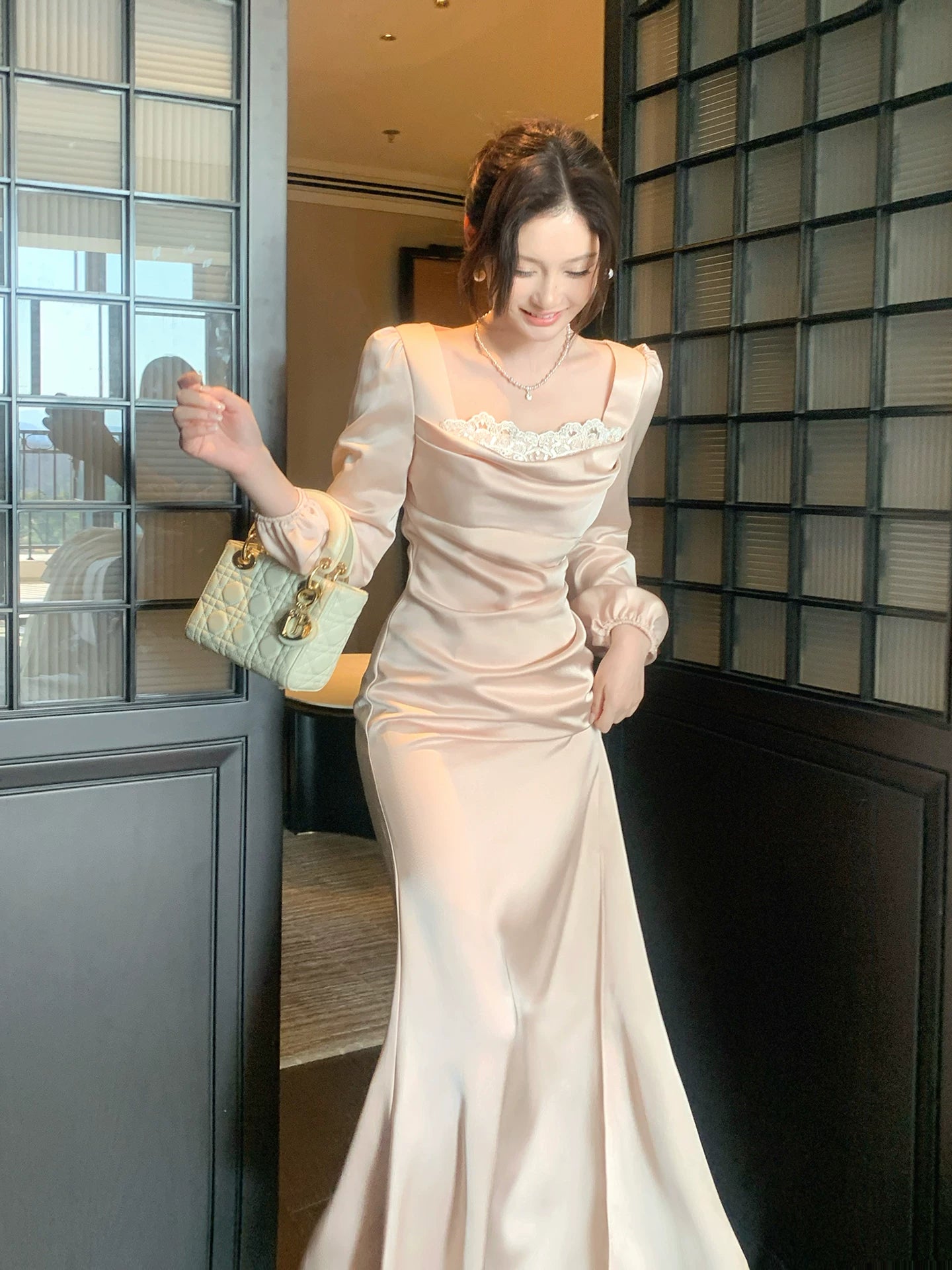 Robe de bal élégante sirène en satin soyeux rose, col carré, longueur cheville, idéale pour une soirée d'anniversaire ou un 16e anniversaire (AB2432)
