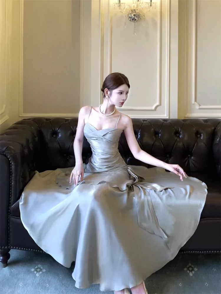 Robe de bal longue sirène à fines bretelles et volants argentés, idéale pour les lycéennes, les jeunes filles et les jeunes filles. Parfaite pour une soirée de remise de diplômes ou un anniversaire de 20 ans (AB2506).