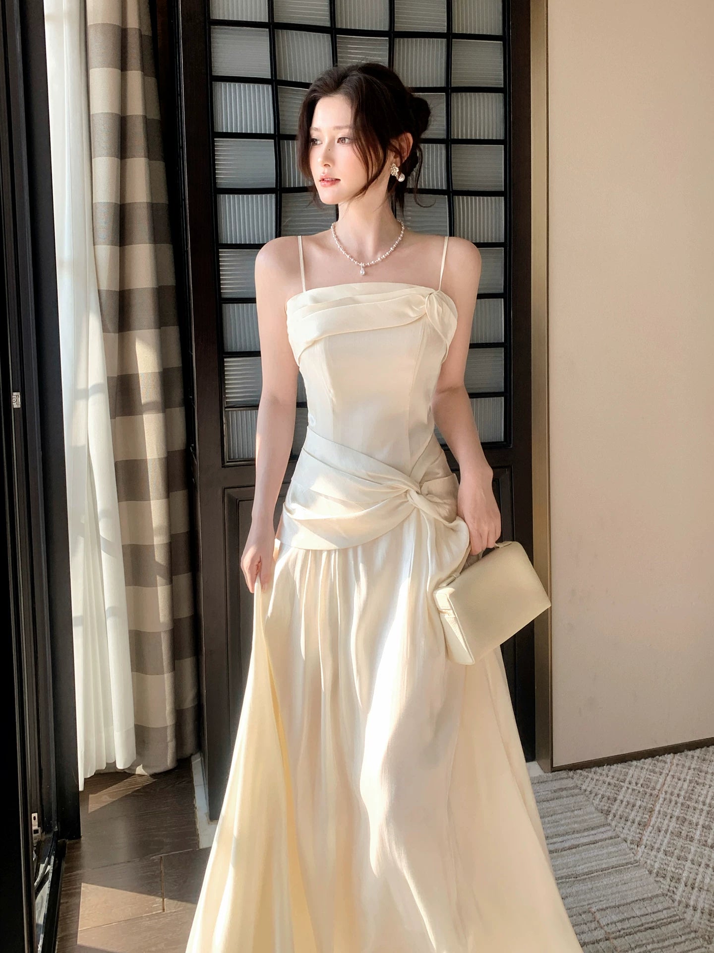 Robe de bal longue élégante ivoire à fines bretelles et sans manches plissées, coupe trapèze, idéale pour une soirée d'anniversaire ou un 16e anniversaire (AB2441)