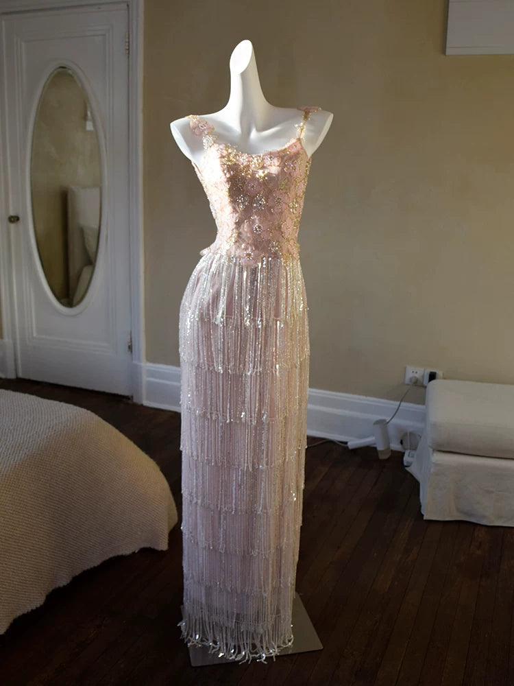 Glitzerndes Etuikleid mit Spaghettiträgern, rosa Quasten, Inspiration für lange Party-Abendkleider zum 20. Geburtstag AB2344