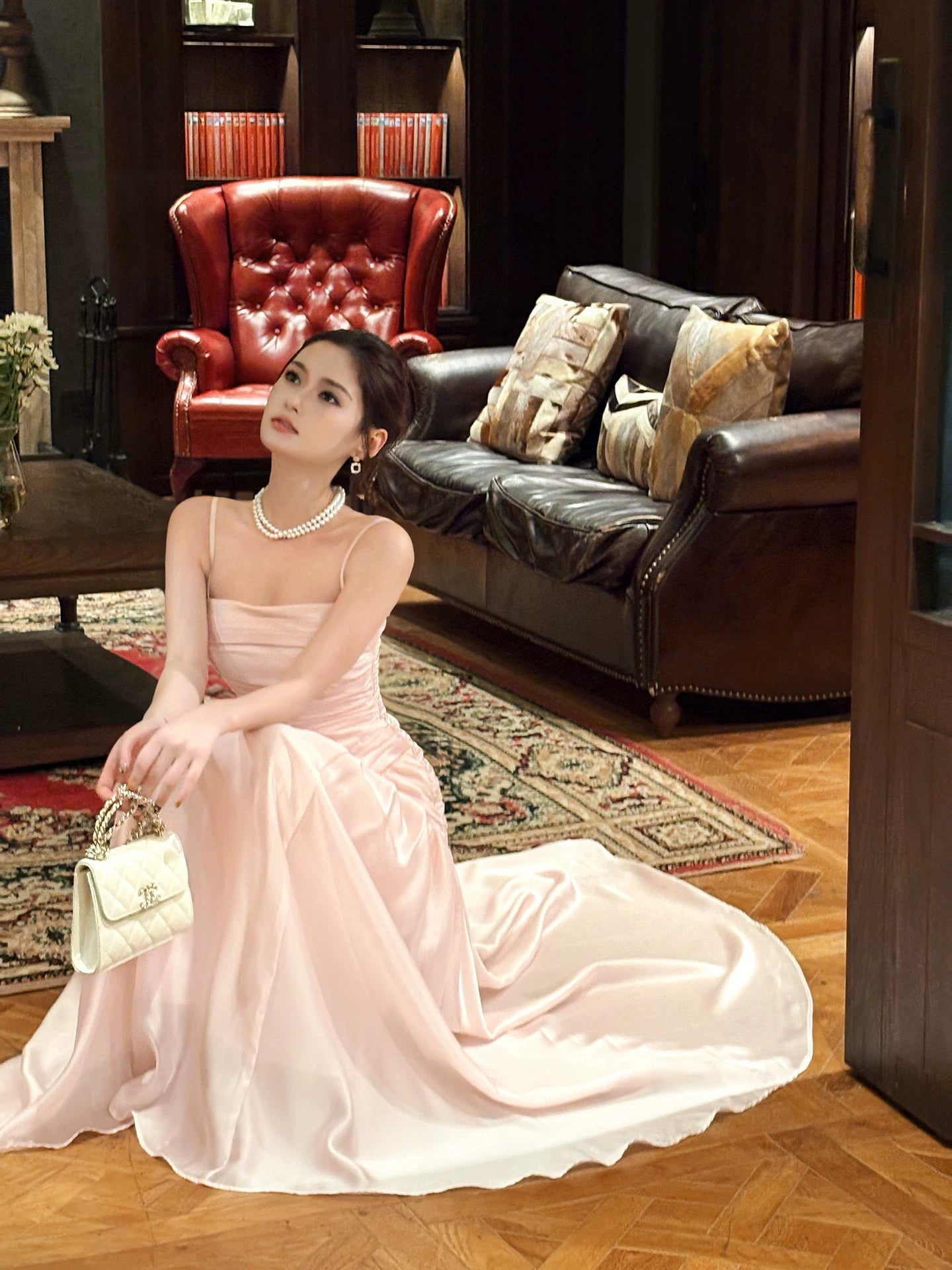 Robe de bal longue plissée en satin rose satiné à fines bretelles, style sirène élégante. Tenue idéale pour une remise de diplôme, un anniversaire ou les fêtes (N083).