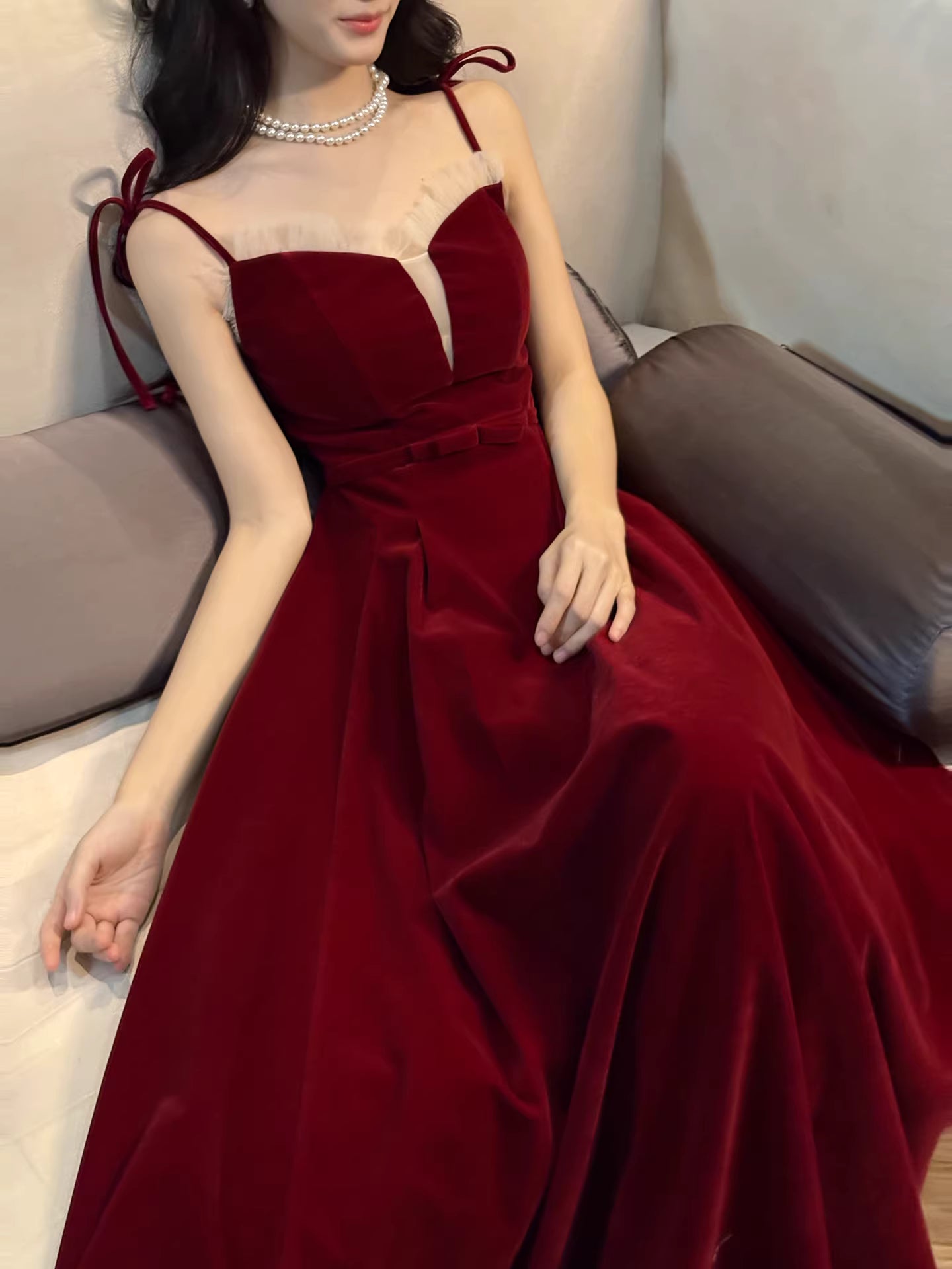 Robe de bal longue bordeaux à fines bretelles et coupe trapèze, idéale pour un mariage ou un 20e anniversaire (AB2487)