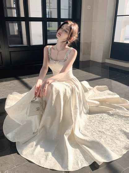Robe de bal élégante en satin fleuri, coupe trapèze, col carré, longueur cheville, ornée de perles argentées, idéale pour une soirée d'anniversaire ou un 16e anniversaire (AB2418)