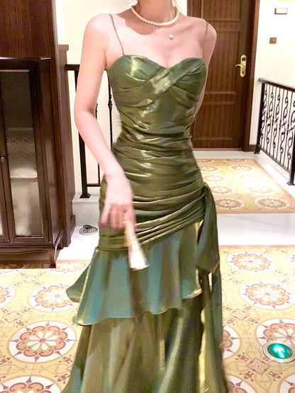 Robe de bal longue verte à fines bretelles style sirène, idéale pour les lycéennes, les jeunes filles et les jeunes filles. Parfaite pour une soirée de fin d'année ou un anniversaire (20 ans). Référence AB2501