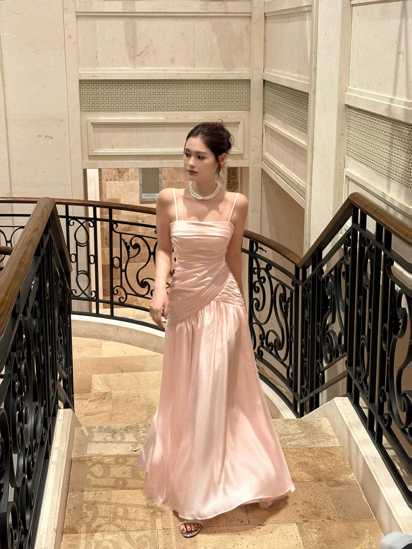 Robe de bal longue plissée en satin rose satiné à fines bretelles, style sirène élégante. Tenue idéale pour une remise de diplôme, un anniversaire ou les fêtes (N083).