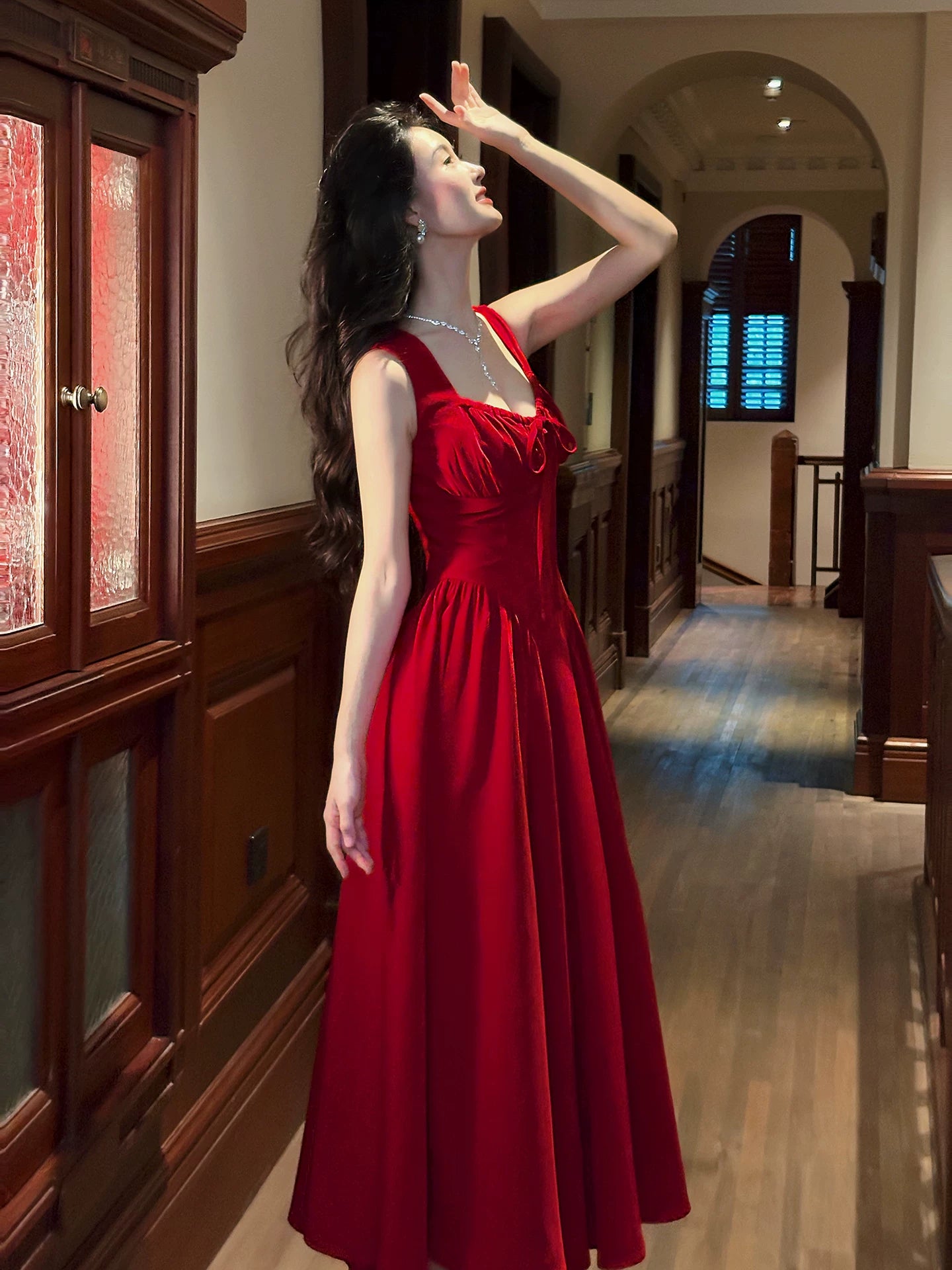 Robe de bal rouge mi-longue en mousseline, coupe trapèze simple, col carré, style N080