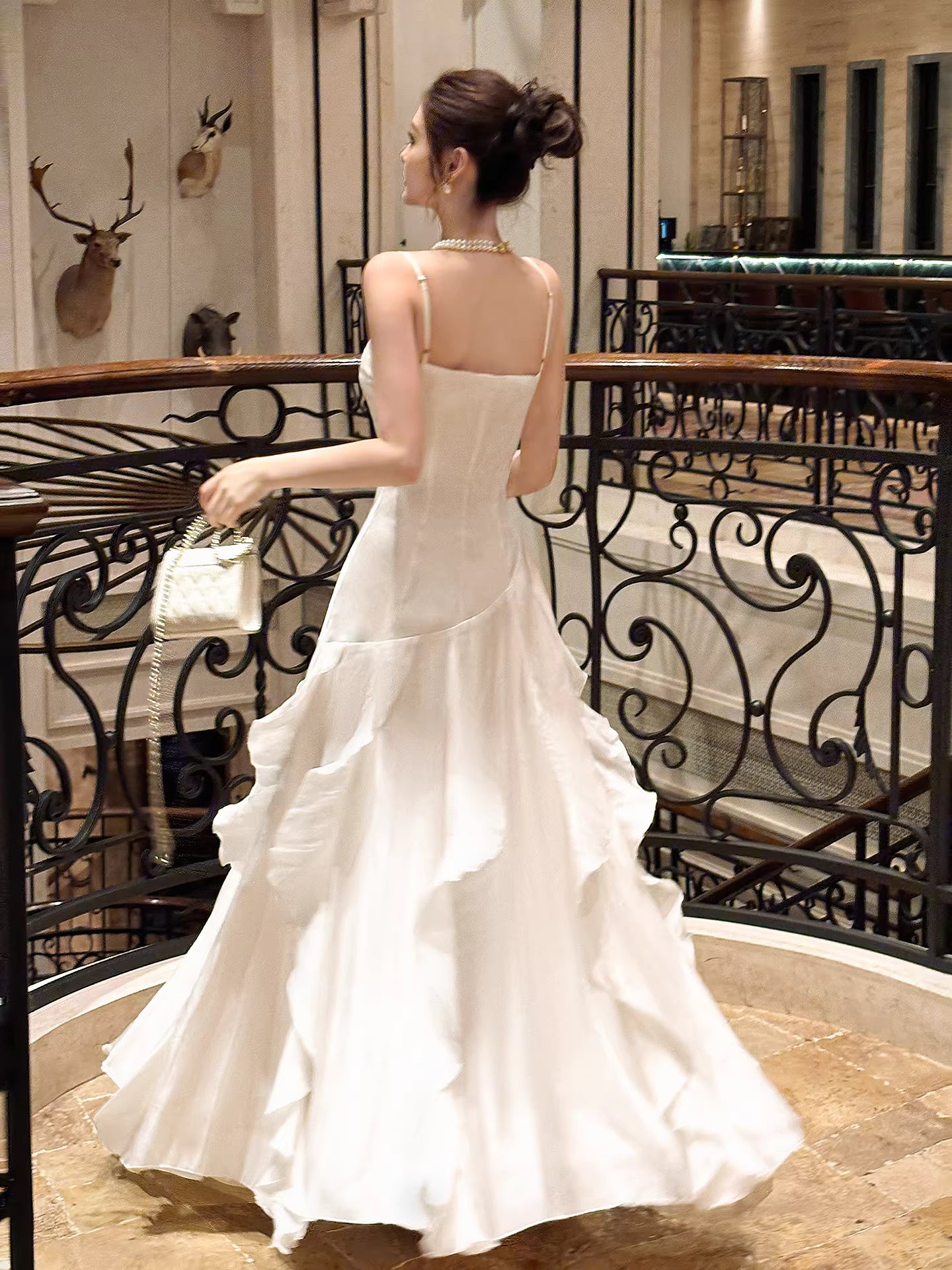 Robe de bal longue blanche à fines bretelles spaghetti et volants, style sirène, idéale pour un mariage ou un 20e anniversaire (AB2488)