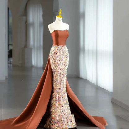 Elegantes, trägerloses Meerjungfrauen-Abendkleid mit Blumenmuster und Pailletten in Braun – Inspiration für lange Partys und den 19. Geburtstag (AB2323)