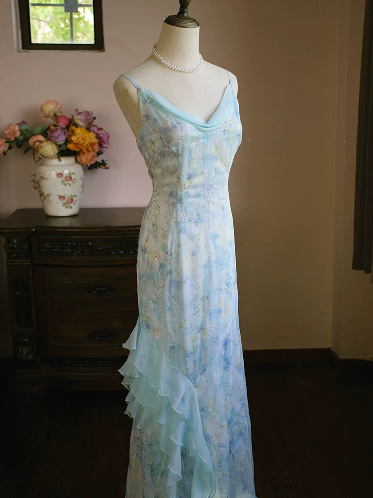 Robe de bal vintage années 1960, coupe trapèze, bretelles spaghetti, en mousseline bleu clair. Inspiration robe de soirée longue pour un 18e anniversaire. AB2386