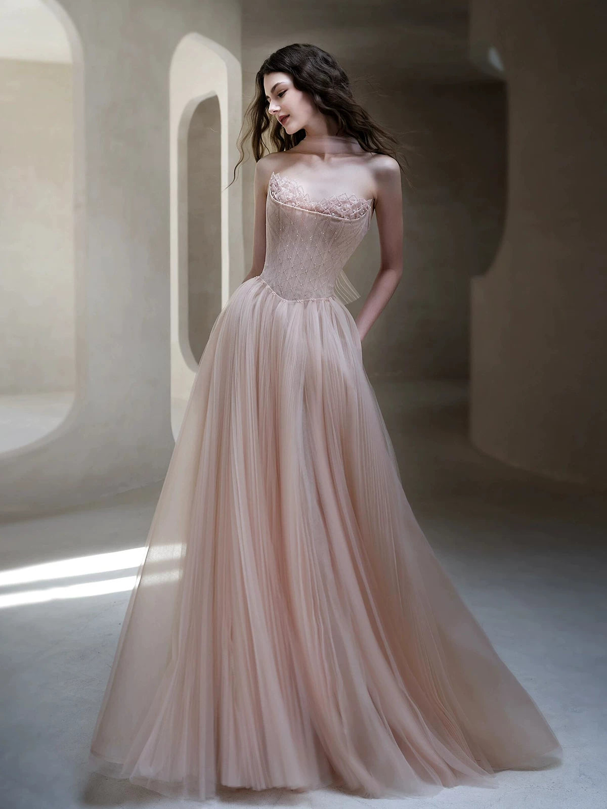 Robe de bal longue et élégante en tulle rose clair, coupe trapèze, sans bretelles, idéale pour les soirées dansantes (AB2199)